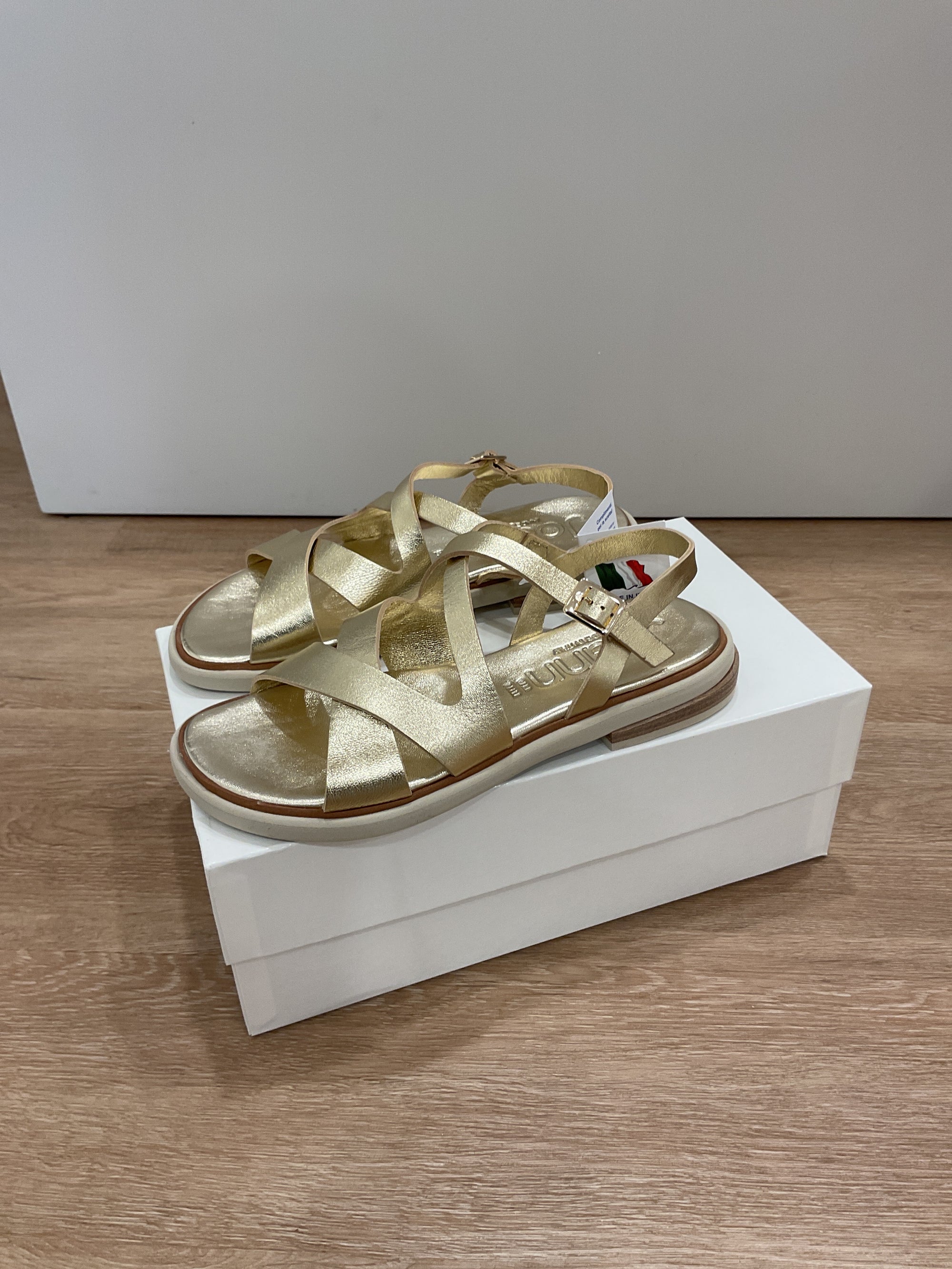 Joann - Sandalo in pelle Taura laminato Platino