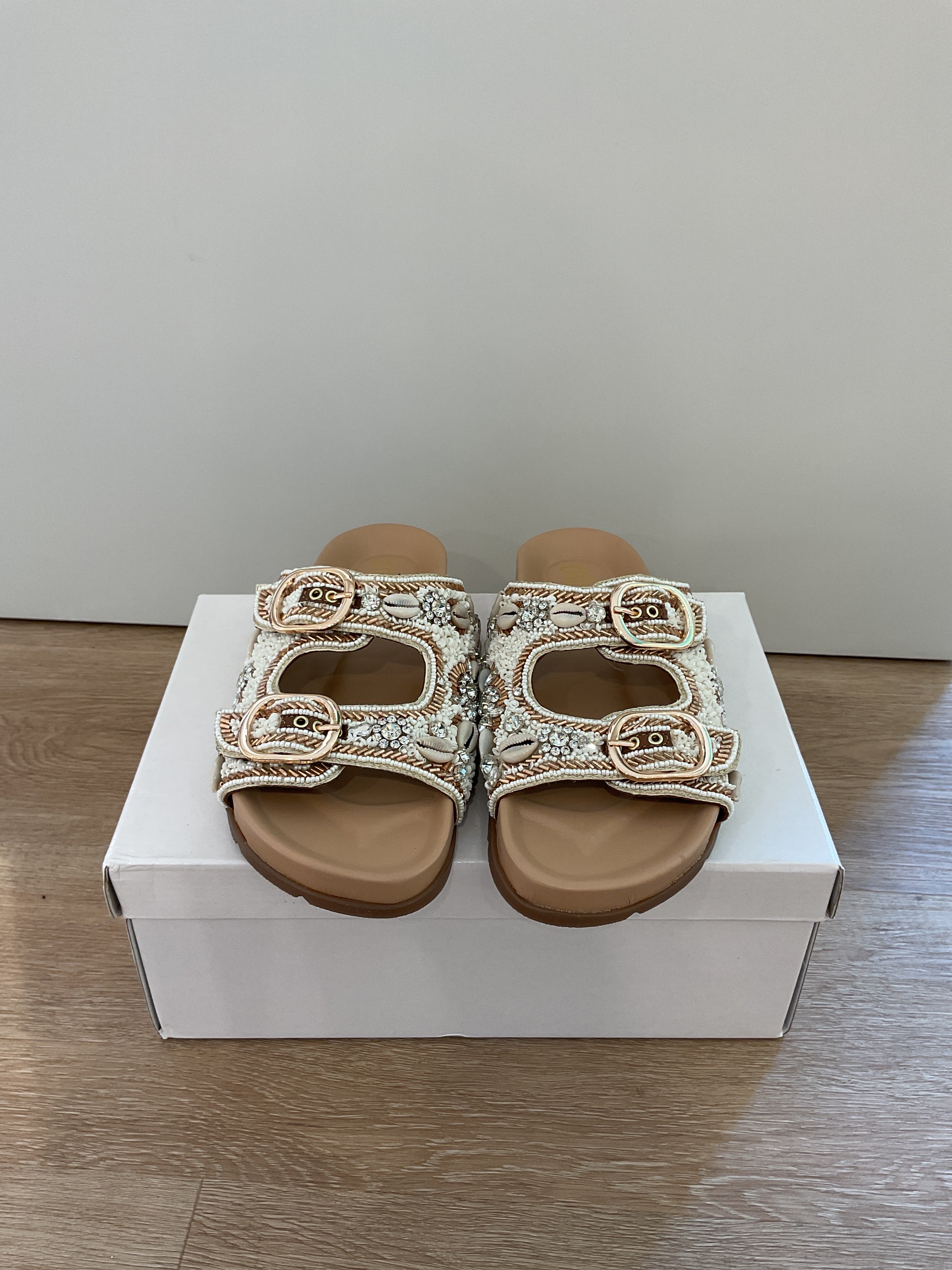 Ovyé - Sandalo ciabatta in pelle con perline col.Beige - Mod WINSOME