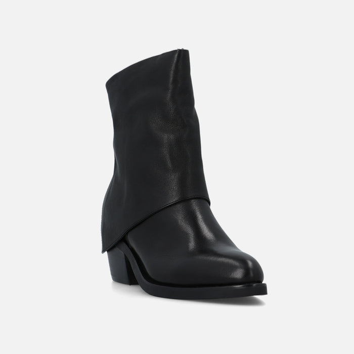 Bruno Premi - Leather boot with turn-up col. Black