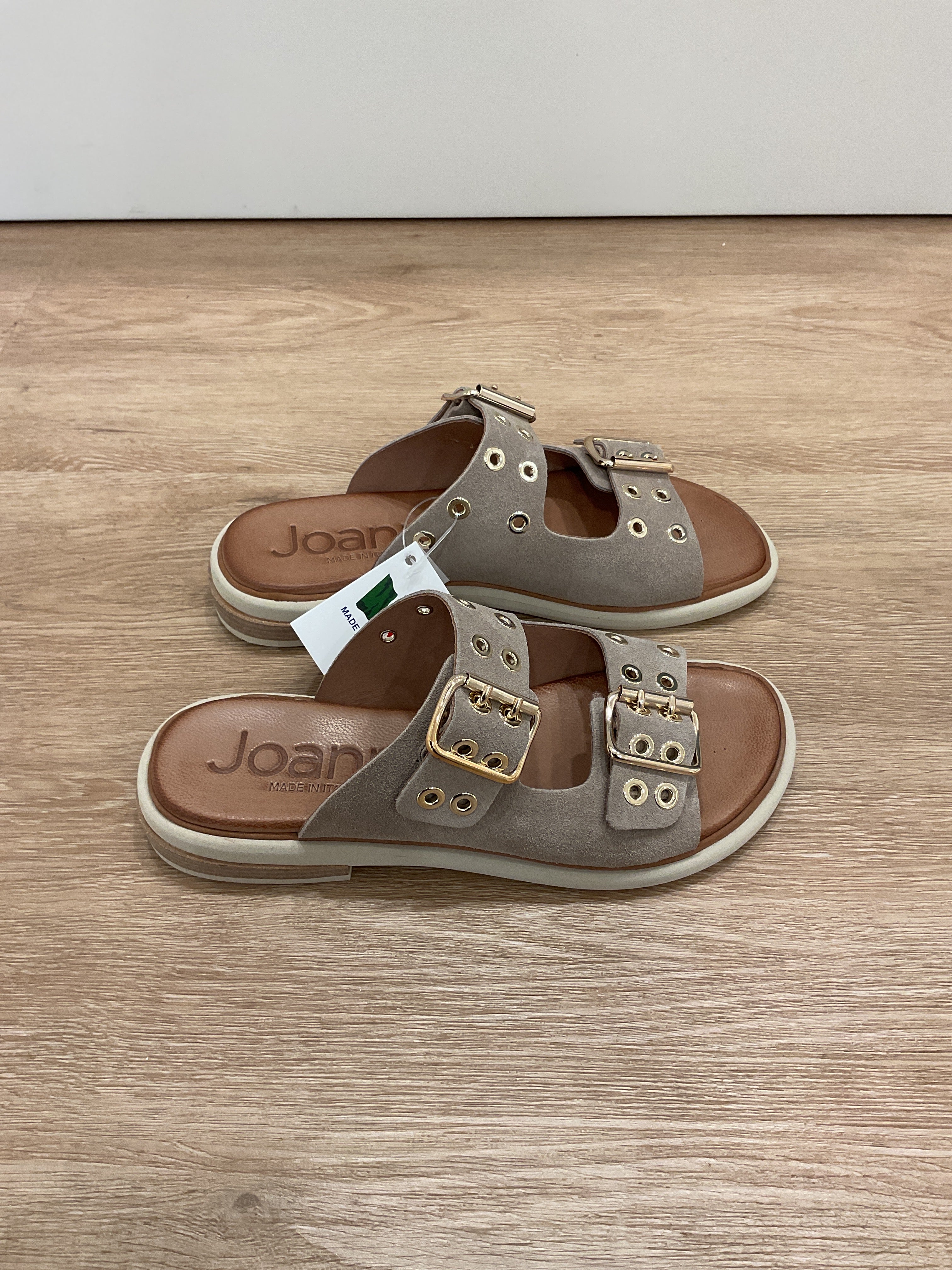Joann - ciabatta in camoscio con borchie e fibbie - Mod. Tena col. Tortora
