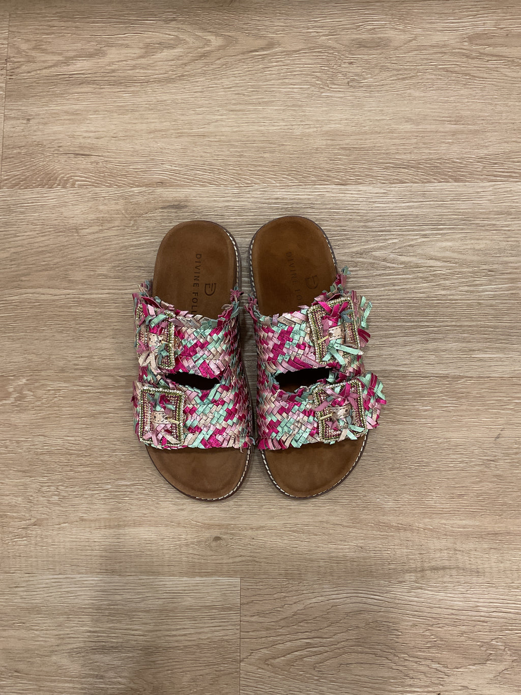 Divine Follie - Sandalo ciabatta in pelle intrecciata Multicolor