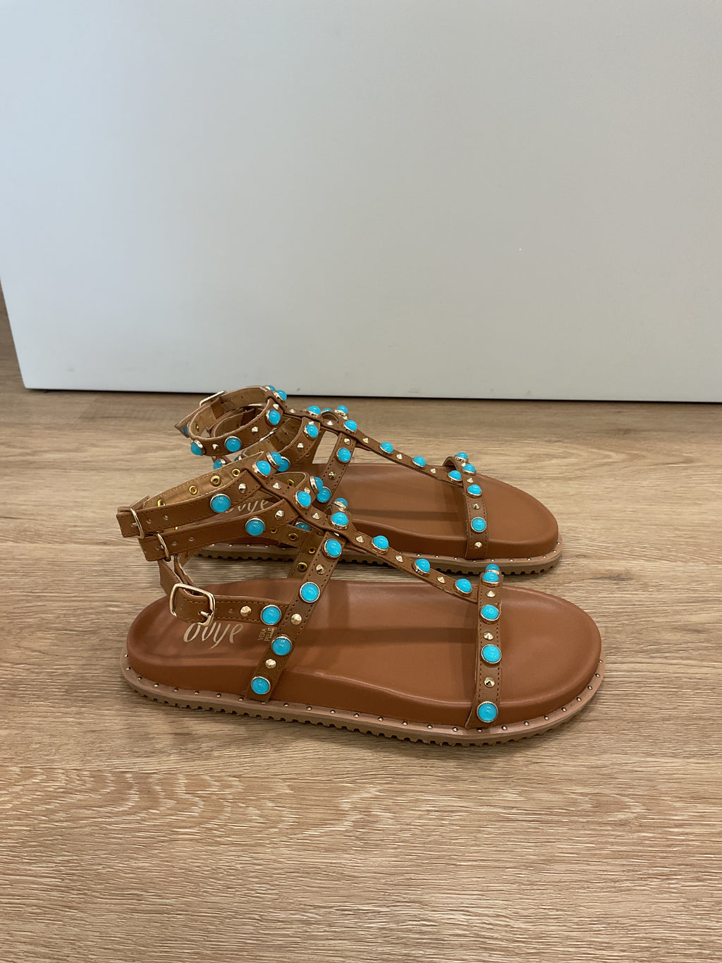 Ovyé - sandalo in pelle con borchie col. Cuoio