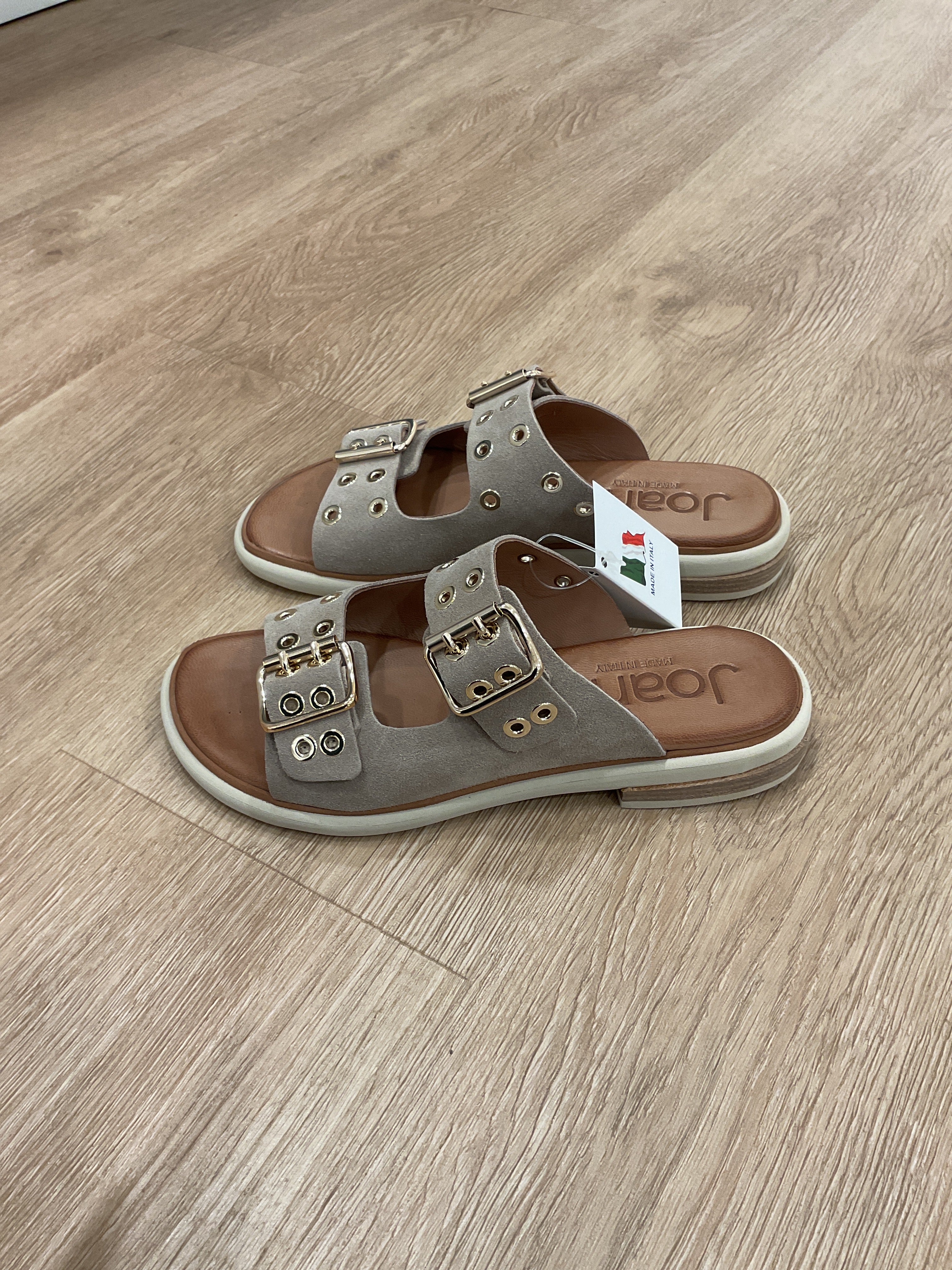 Joann - ciabatta in camoscio con borchie e fibbie - Mod. Tena col. Tortora