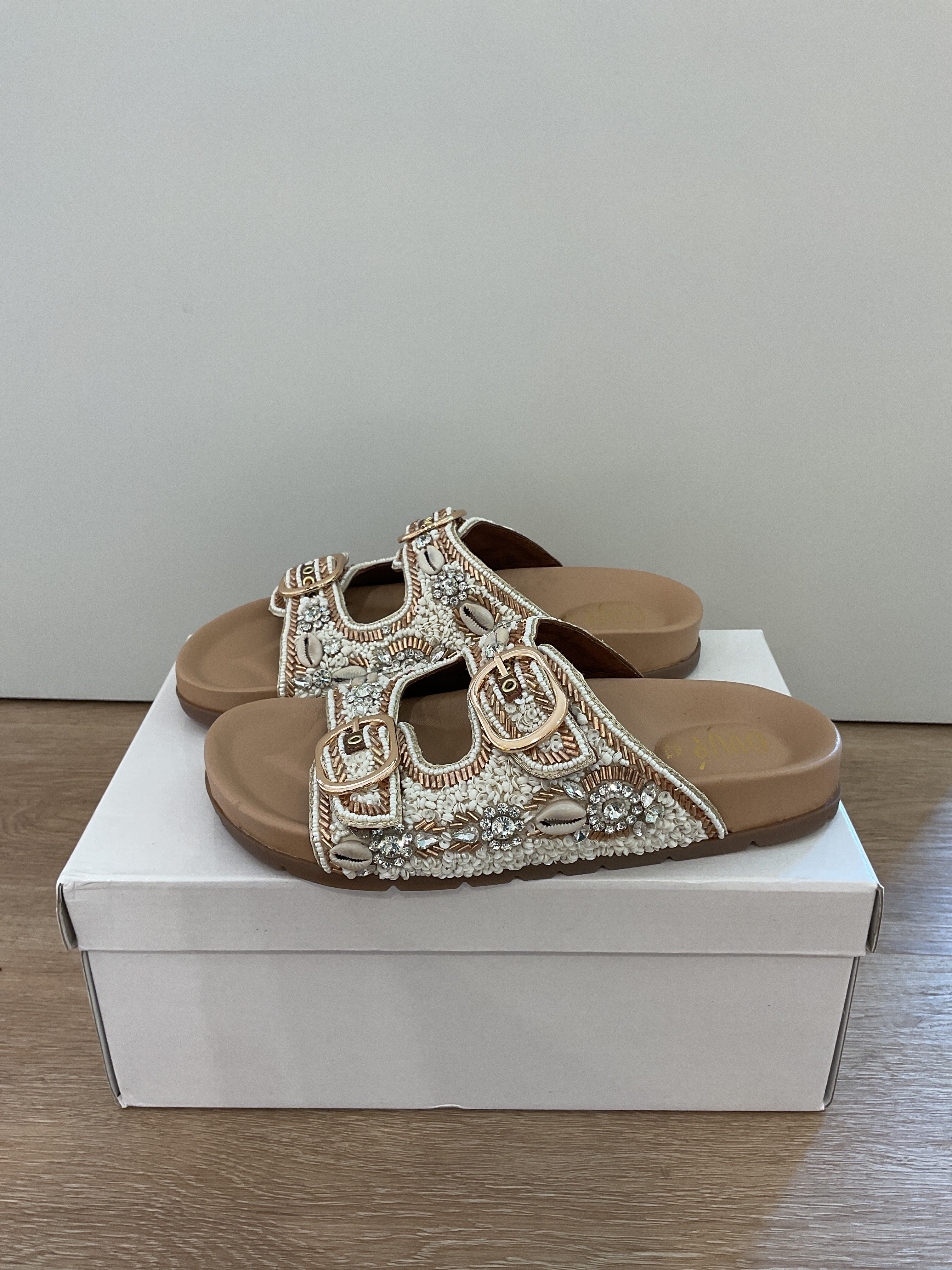 Ovyé - Sandalo ciabatta in pelle con perline col.Beige - Mod WINSOME