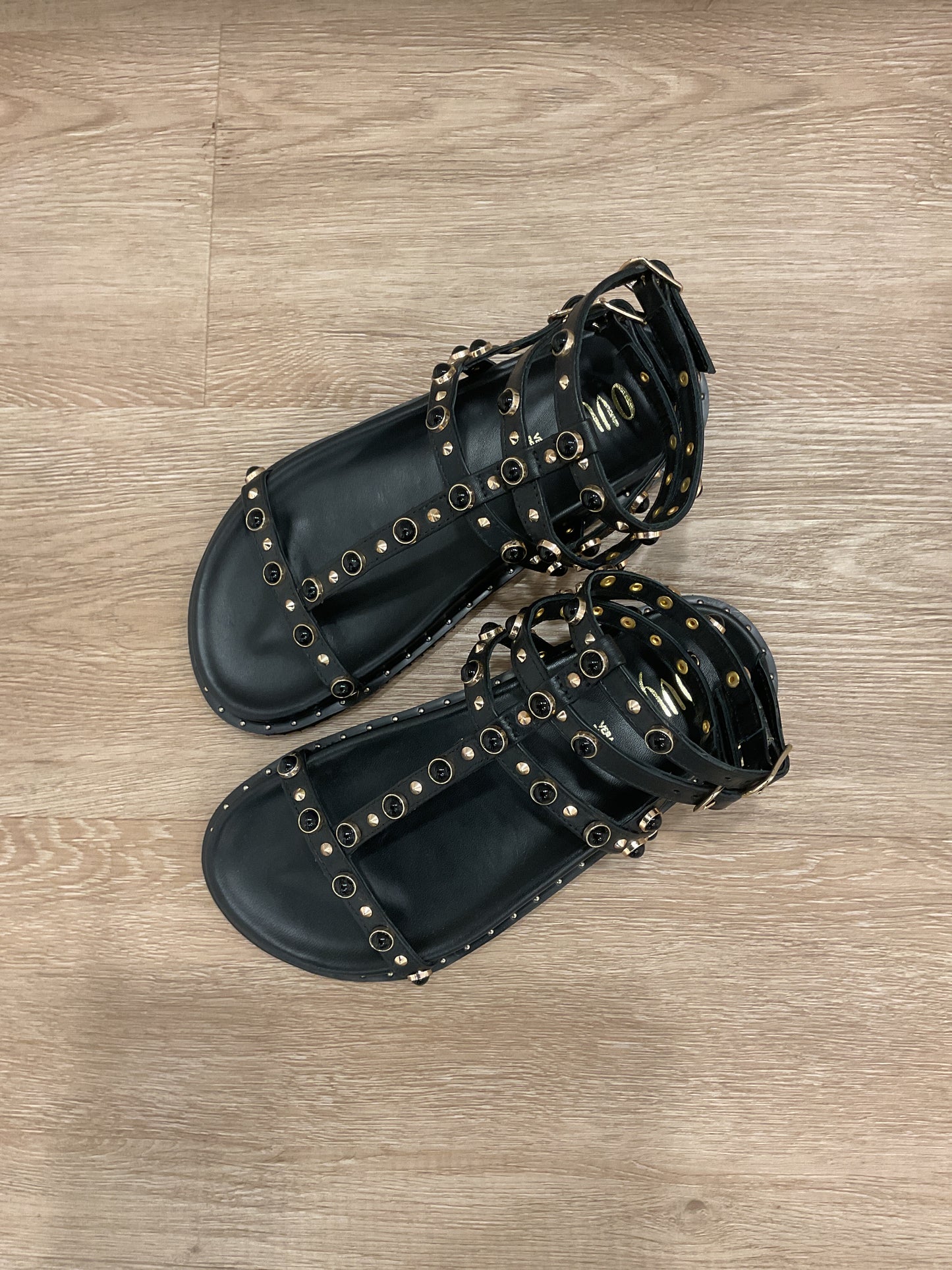 Ovye - sandalo in pelle con borchie col. Nero