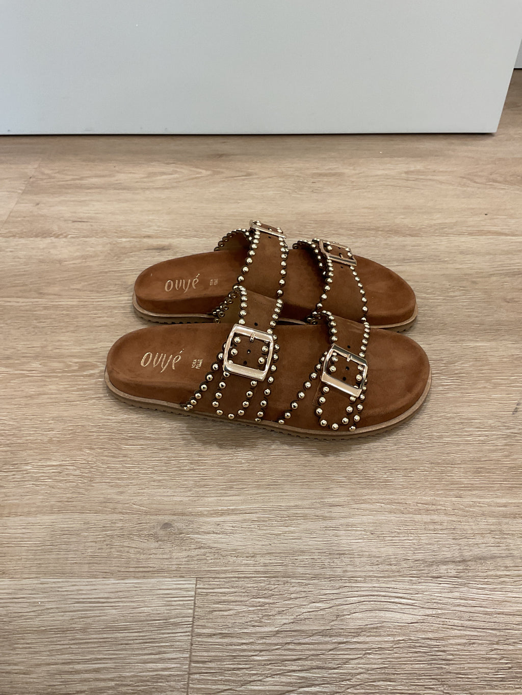 Ovyé - Sandalo ciabatta Mirror suede col. Cuoio