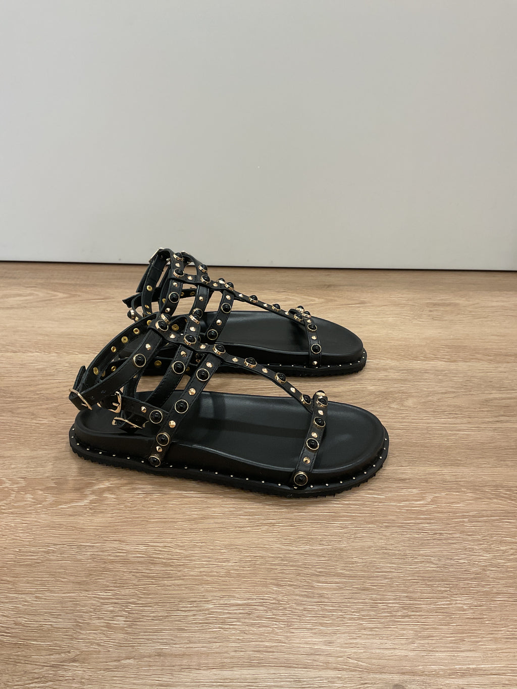 Ovyè - sandalo in pelle con borchie col. Nero