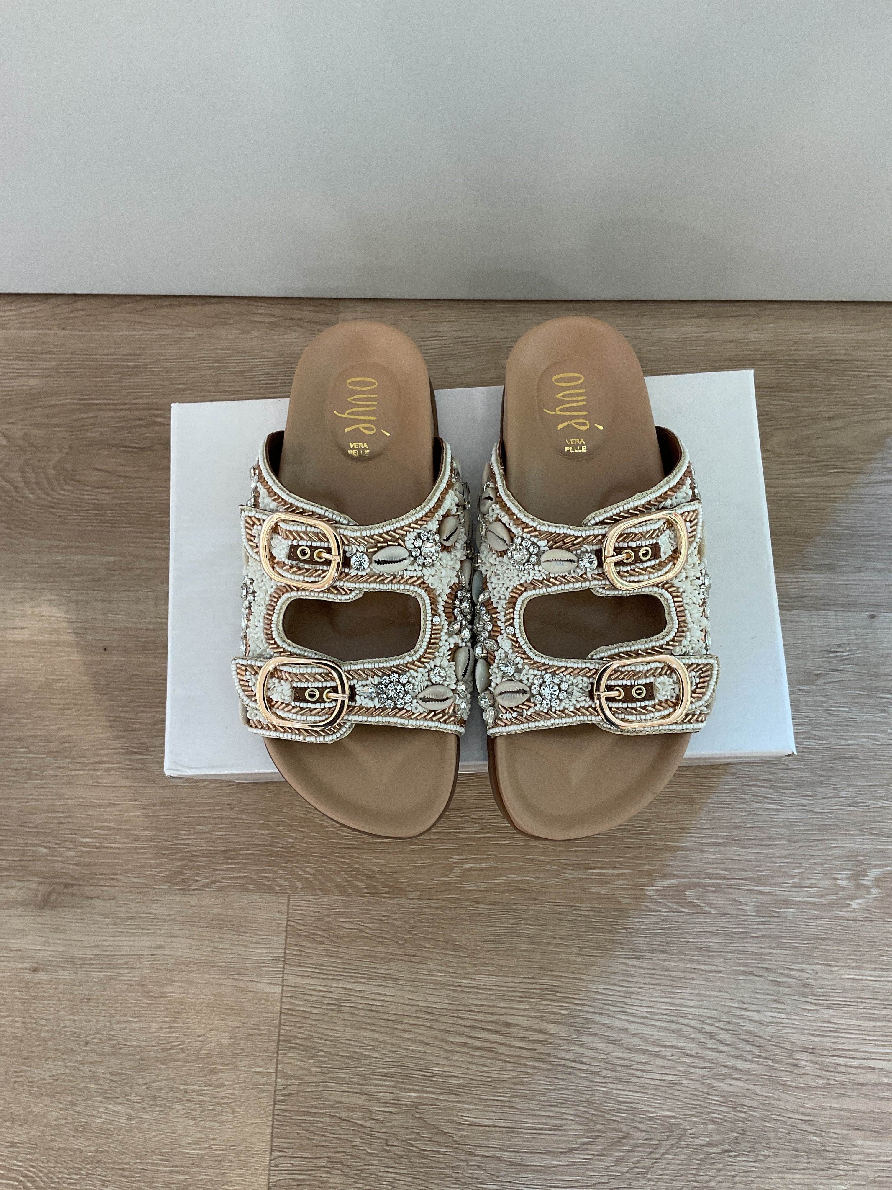 Ovyé - Sandalo ciabatta in pelle con perline col.Beige - Mod WINSOME