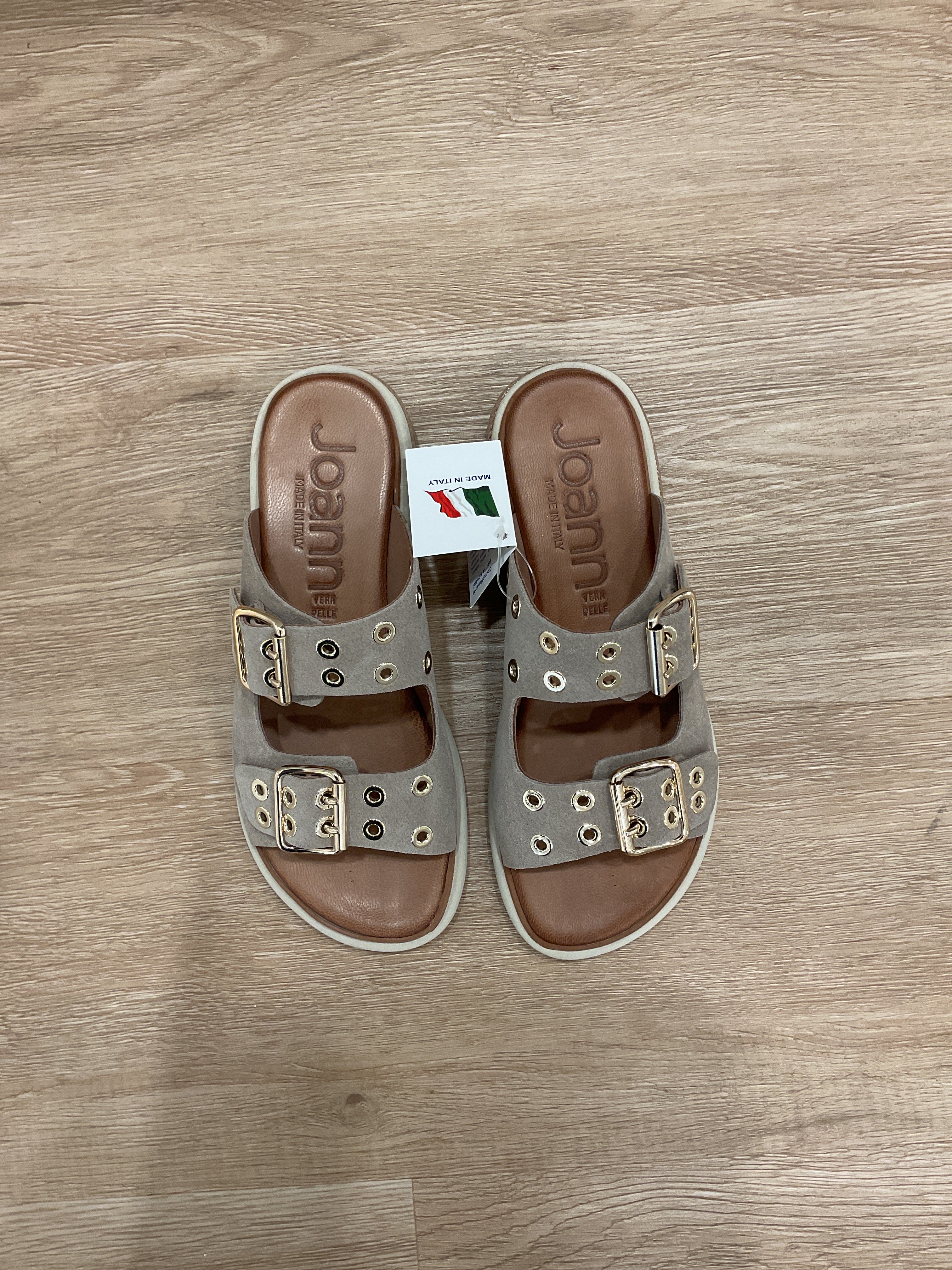 Joann - ciabatta in camoscio con borchie e fibbie - Mod. Tena col. Tortora