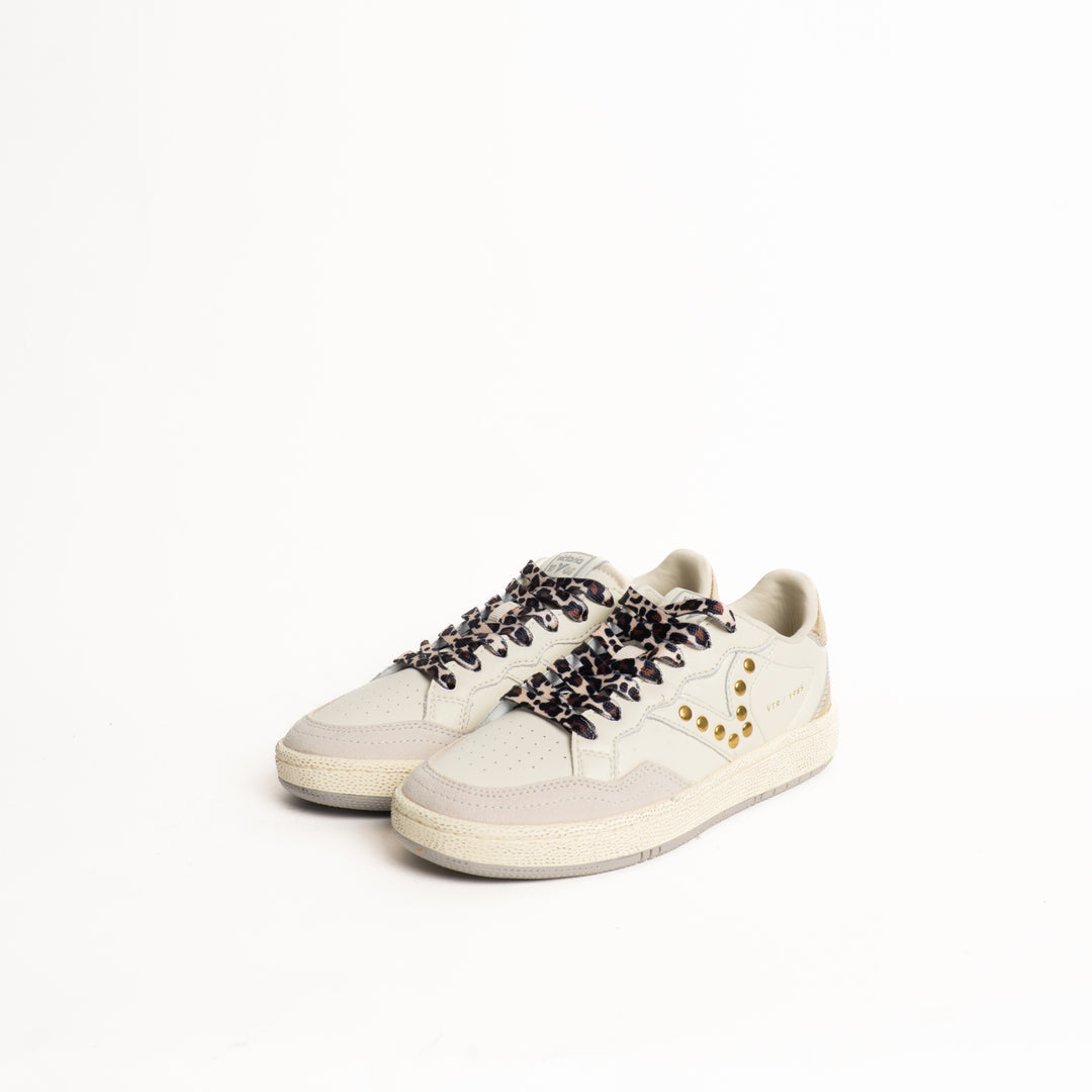 Victoria - Sneaker 8806115 Col. Crema con borchie