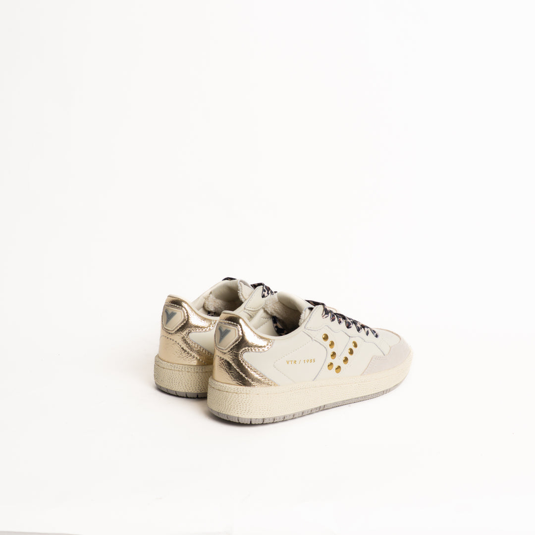 Victoria - Sneaker 8806115 Col. Crema con borchie