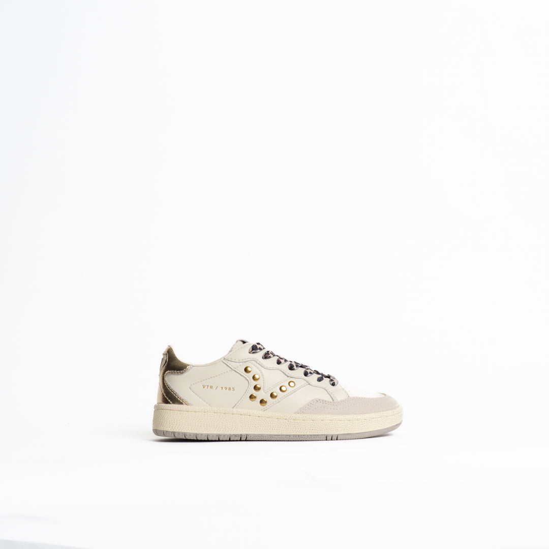 Victoria - Sneaker 8806115 Col. Crema con borchie