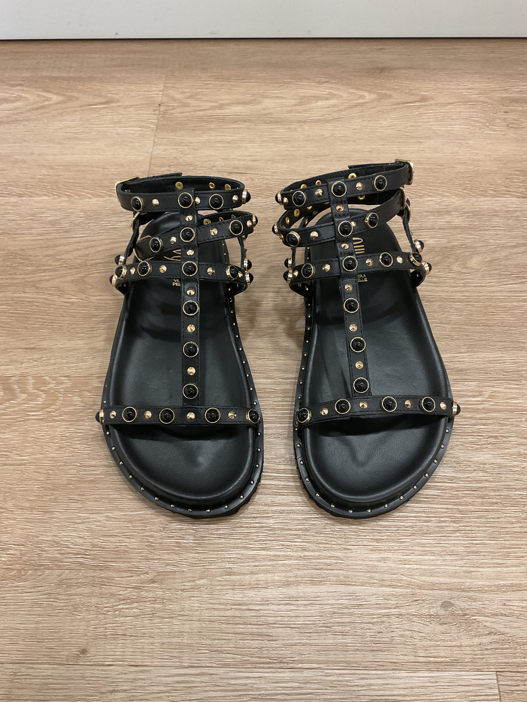 Ovyè - sandalo in pelle con borchie col. Nero