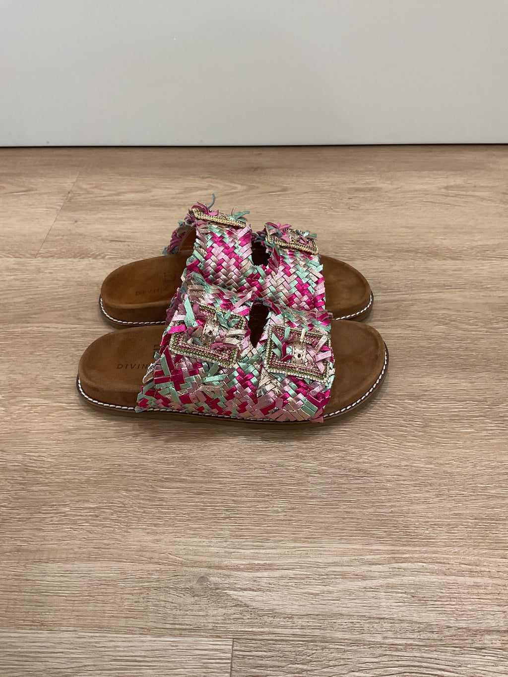 Divine Follie - Sandalo ciabatta in pelle intrecciata Multicolor