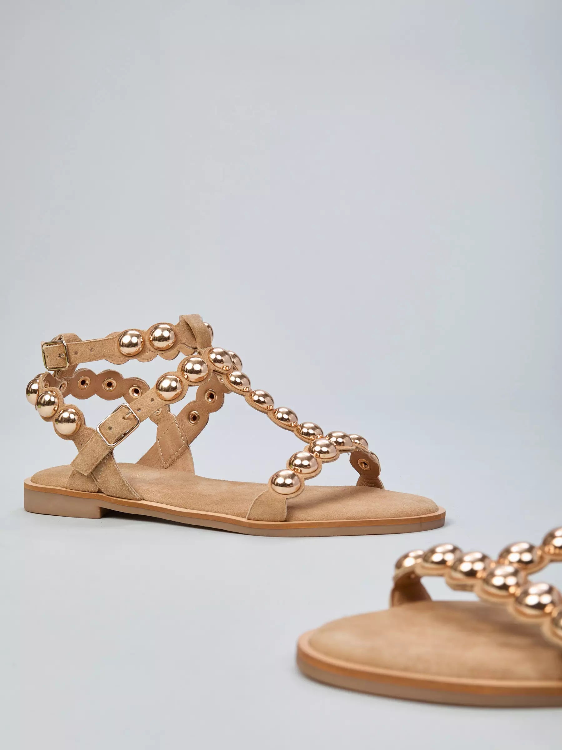 Ovyé - Sandalo In Camoscio con borchie dorate