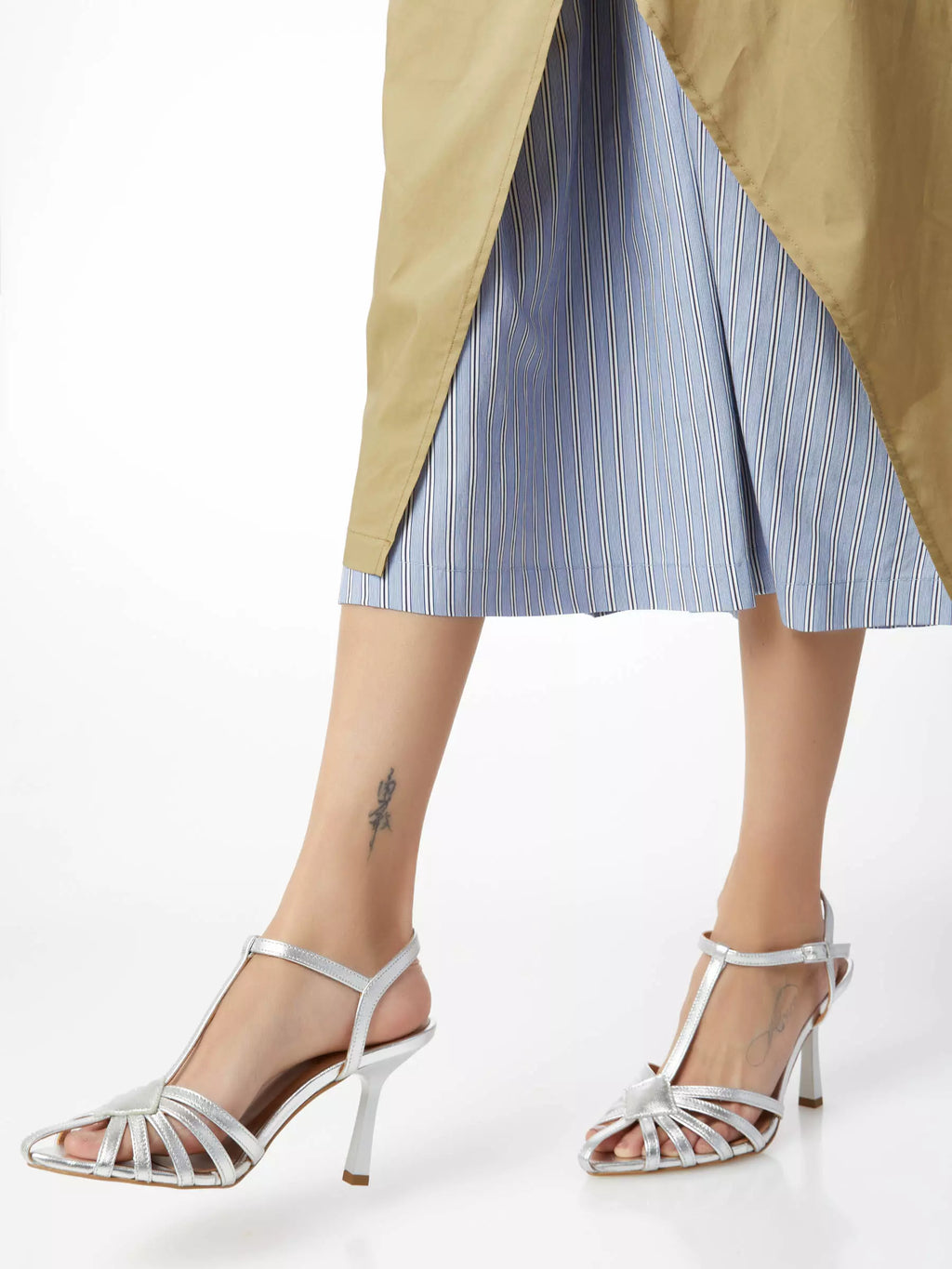 Ovyé - Leather sandal - silver laminate
