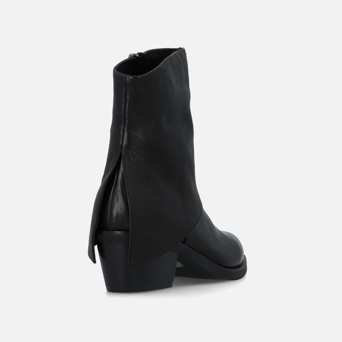 Bruno Premi - Leather boot with turn-up col. Black